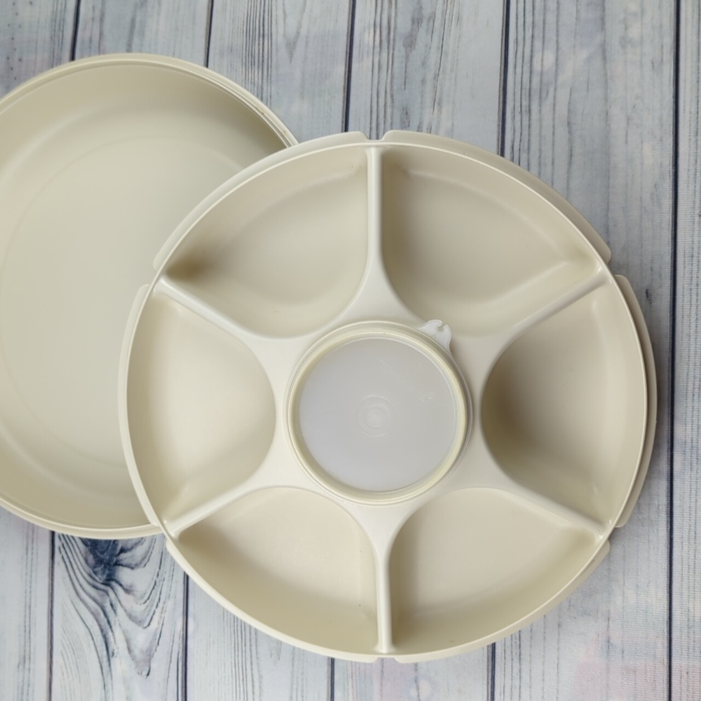 Tupperware Serving Center - Picture 6 of 9